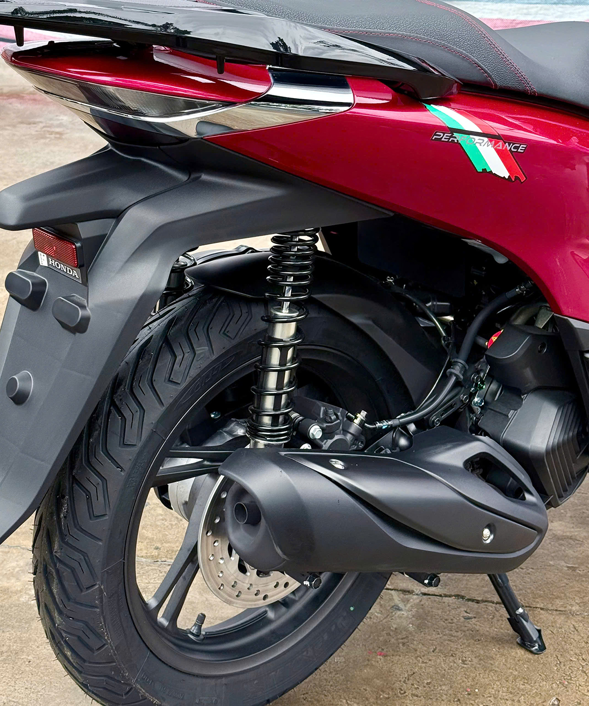 Pô xe Honda Sh150i Ý 2025 màu đỏ Pô xe Honda Sh150i Ý 2025 màu đỏ